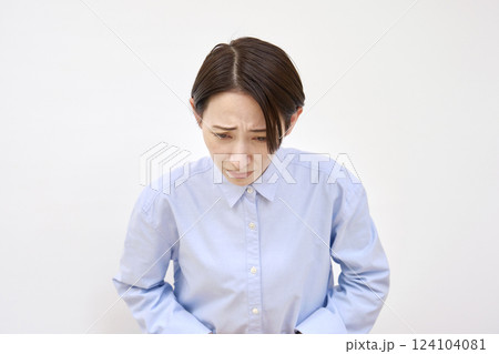 謝罪する女性　白背景 124104081