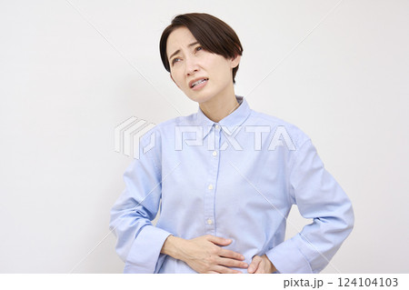 女性　腹痛　白背景 124104103