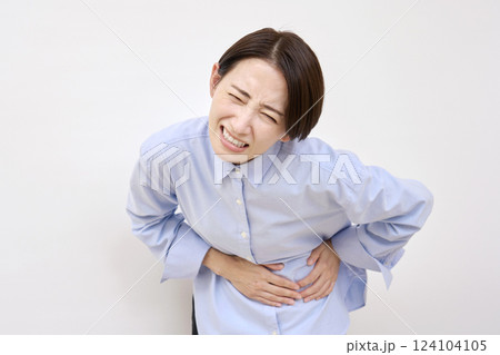 女性　腹痛　白背景 124104105
