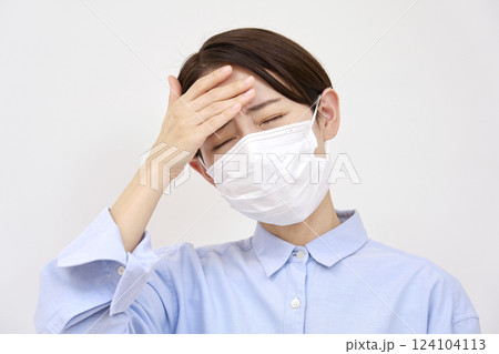 風邪マスクを付けて頭痛がする女性　白背景 124104113