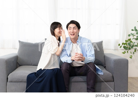 内緒話をするカップル 124104240