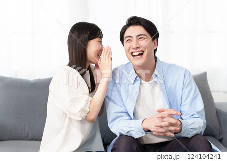 内緒話をするカップル 124104241