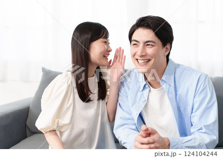 内緒話をするカップル 内緒話をするカップル 124104244