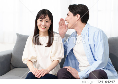内緒話をするカップル 124104247