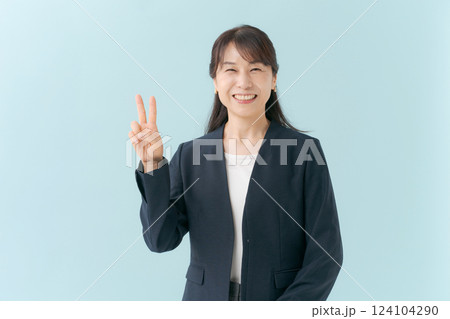ピースで喜ぶビジネスウーマン 124104290
