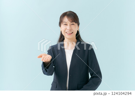 案内するビジネスウーマン 124104294
