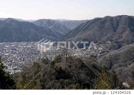 備中松山城の中太鼓櫓跡からの高梁市街地 備中松山城の中太鼓櫓跡からの高梁市街地 124104328