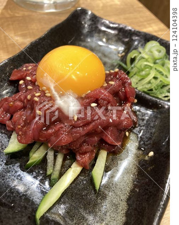 焼肉チェーン店で食べる「桜ユッケ」 焼肉チェーン店で食べる「桜ユッケ」 124104398