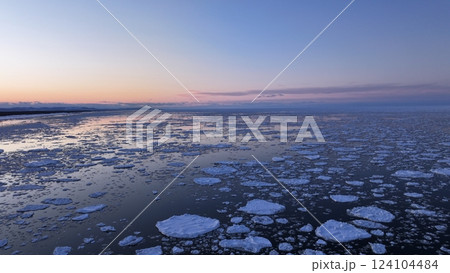 北海道サロマ湖周辺の流氷2025年2月24日汽水湖網走周辺夕焼けサンセット drift-ice 124104484