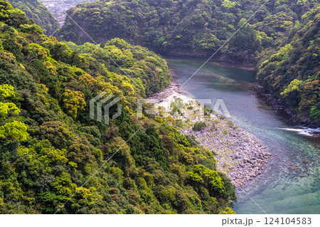 新緑が映える 安房川渓谷 洋上アルプス屋久島 新緑が映える 安房川渓谷 洋上アルプス屋久島 124104583