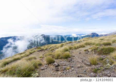 ニュージーランド リッチモンド山脈の雲と山 ニュージーランド リッチモンド山脈の雲と山 124104601