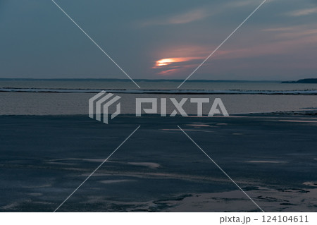 地平線広がる氷点下の野付湾 124104611