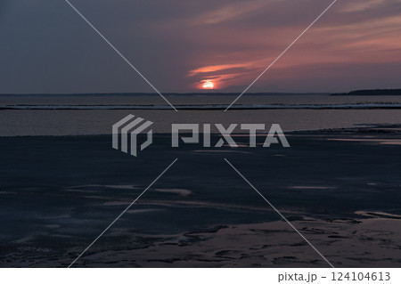 地平線広がる氷点下の野付湾 地平線広がる氷点下の野付湾 124104613