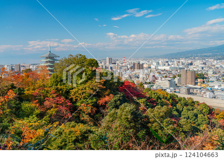 【静岡県】沼津市・香貫山香陵台の紅葉と街並み 124104663