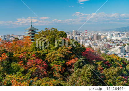 【静岡県】沼津市・香貫山香陵台の紅葉と街並み 124104664