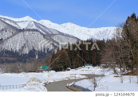 山麓から望む3月早春の白馬連峰 124104670