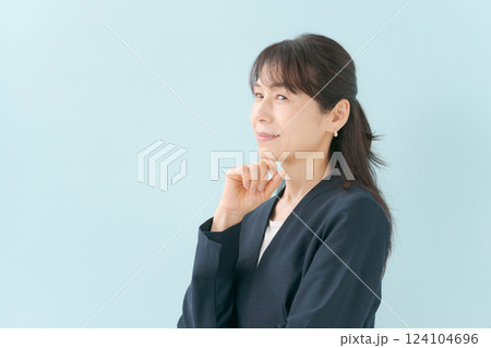 考えるポーズのビジネスウーマン 124104696