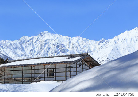 3月早春の白馬 大出の里から望む五竜岳 3月早春の白馬 大出の里から望む五竜岳 124104759