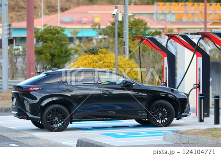 充電中の電気自動車 イメージ 充電中の電気自動車 イメージ 124104771