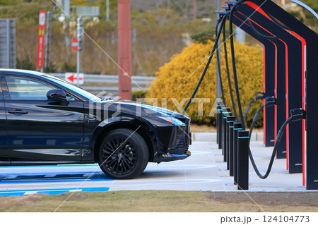 充電中の電気自動車　イメージ 124104773