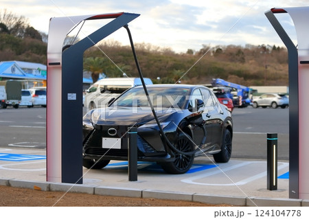 充電中の電気自動車 イメージ 充電中の電気自動車 イメージ 124104778