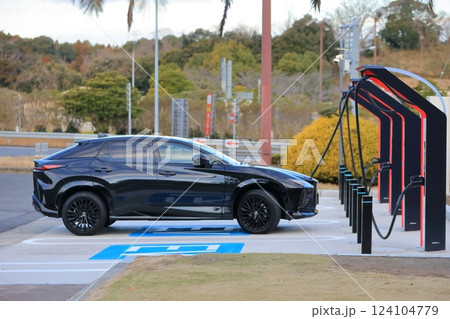 充電中の電気自動車 イメージ 充電中の電気自動車 イメージ 124104779