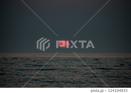 根室海峡に昇る太陽 124104835