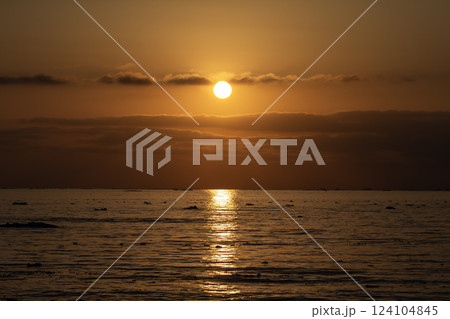根室海峡に昇る太陽 124104845