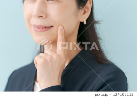 働く女性のビューティー 124105112