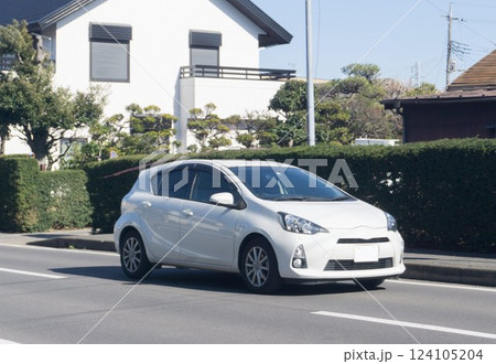 コンパクトカー　道路走行 124105204