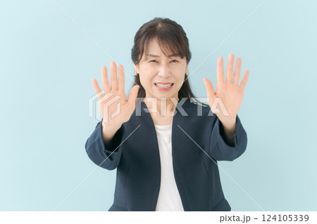 拒否のポーズをするミドル女性 拒否のポーズをするミドル女性 124105339