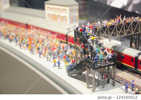 賑わうドイツの鉄道駅のミニチュア 124105612