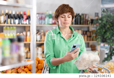 Adult woman scanning champignons 124106141