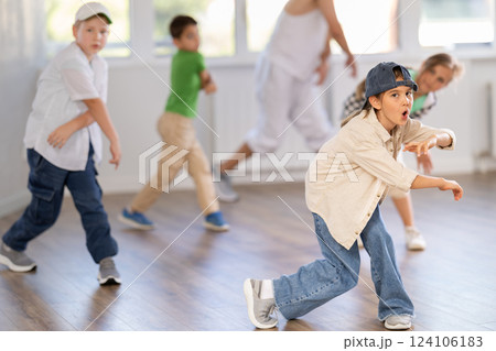Young boys and girls performing hip hop at group dance class in choreographic studio 124106183