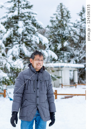夫婦で雪遊び 夫婦で雪遊び 124106335