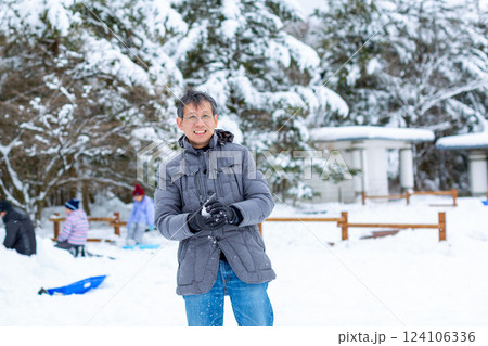 夫婦で雪遊び 124106336