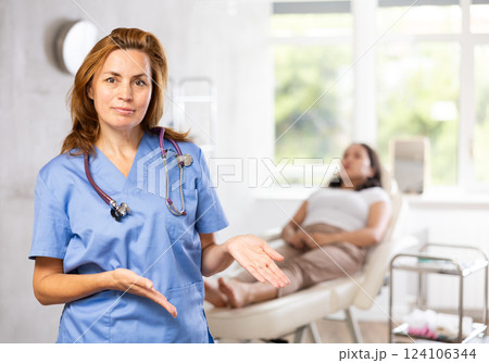 Asian woman waiting a facial beauty procedure 124106344