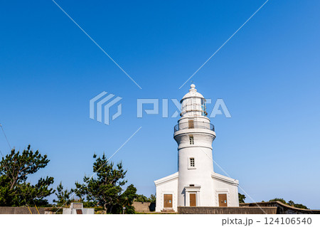 白亜の屋久島灯台 神が宿る島屋久島(春 白亜の屋久島灯台 神が宿る島屋久島(春 124106540