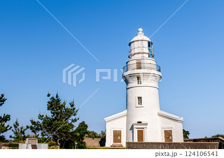 白亜の屋久島灯台　神が宿る島屋久島(春 124106541