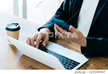 パソコンとスマホを操作する男性 パソコンとスマホを操作する男性 124106587