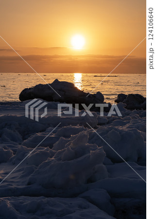野付半島からの流氷と日の出 124106640