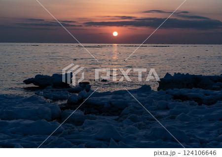 野付半島からの流氷と日の出 野付半島からの流氷と日の出 124106646