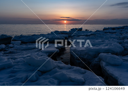 野付半島からの流氷と日の出 124106649