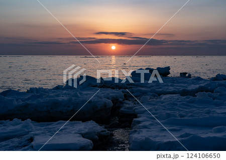 野付半島からの流氷と日の出 124106650