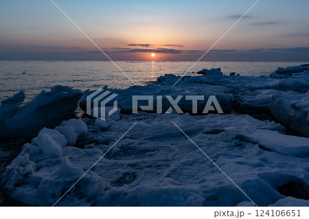 野付半島からの流氷と日の出 124106651