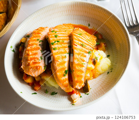 Salmon on the grill, marinated in sauce, dill, salt, pepper and a few drops of lemon 124106753