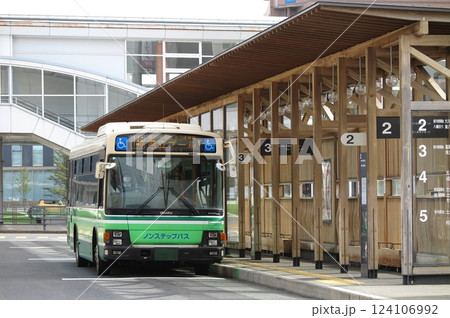 JR秋田駅のバスターミナル・名産の秋田杉を使用した木製の待合所 JR秋田駅のバスターミナル・名産の秋田杉を使用した木製の待合所 124106992