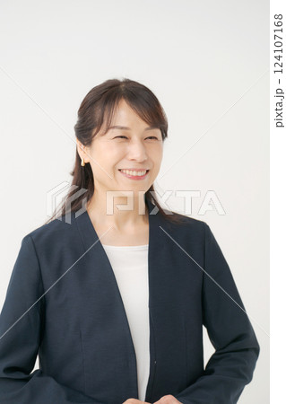 スーツのミドル女性のポートレート スーツのミドル女性のポートレート 124107168