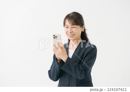 スマホを持つミドル女性 124107421