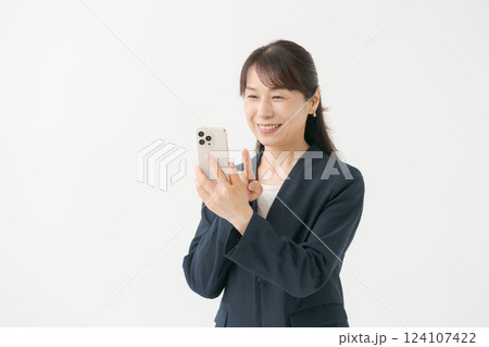 スマホを持つミドル女性 スマホを持つミドル女性 124107422